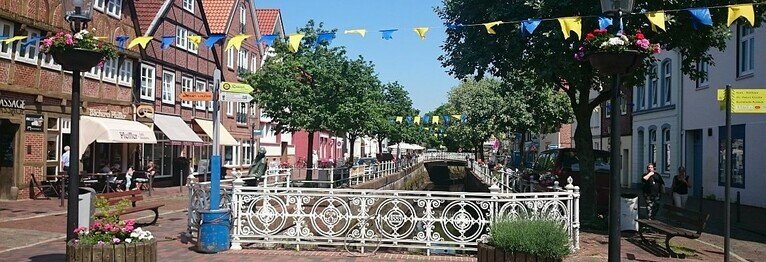 Herzlich Willkommen in Buxtehude! Unser Geschäft befindet sich nicht am Fleet, aber Sie finden bei uns viele regionale Titel.