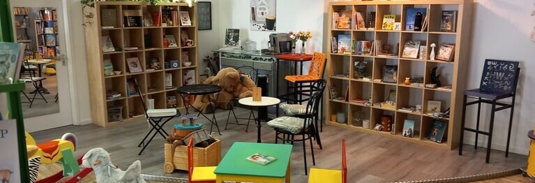 Blick in den hinteren Bereich der Buchhandlung