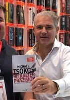 Bestseller-Autor und Forensikexperte Dr. Tsokos live in Bad Camberg mit Büchertisch der Buchhandlung Bücherbank und Signiereinheit von Prof. Dr. Michael Tsokos.