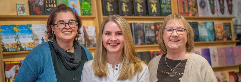 Wir freuen uns darauf, euch kennenzulernen! Unser Team teilt die Leidenschaft für Bücher in all ihren Facetten – von spannenden Krimis über inspirierende Romane bis hin zu kreativen Ideen für Groß und Klein. Gemeinsam möchten wir euch beraten, inspirieren