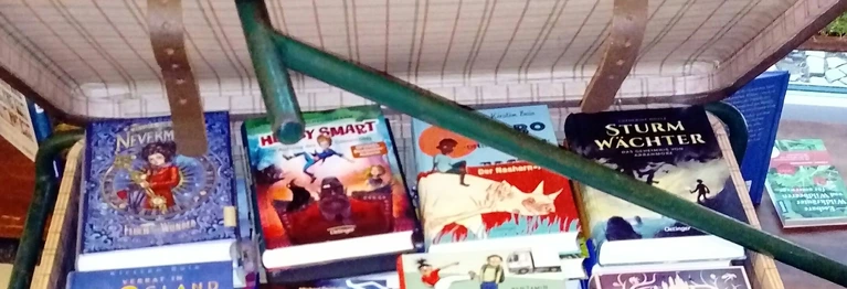 Für Grundschulklassen bieten wir in jedem Schuljahr einen neuen Lesekoffer mit jeweils 60 Büchern zum Lesen. Das Abholen des Koffers und mit dem Handwagen zur Schule laufen ist für die Kinder immer wieder ein besonderes Vergnügen.