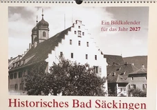Das Coverbild des Bad Säckingen-Kalenders 2027. Ein Hausgiebel vor dem Fridolinsmünster, alles in schwarz/weiß