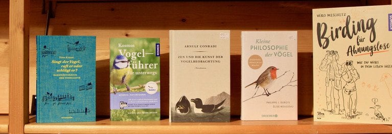 Vogelkunde für Jedermann Hobby-Ornithologen und Vögel-Liebhabern bieten wir ausgewählte Werke zum Beobachten, Lesen, Bestimmen und künstlerisch gestaltete Geschenk-Ideen mit Vogelmotiv!