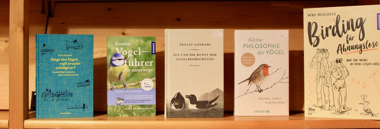 Foto: Bücher zum Thema Vogelkunde