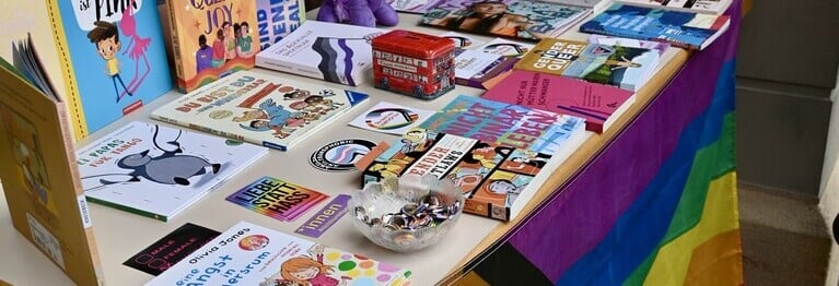 Ihr sucht Geschenke, Mitbringsel, oder einfach einen sweeten Roman passend zum pride month? Dann seid ihr bei uns genau richtig. Bald gibt es neben unserem Buchangebot auch Spiele, Flaggen und verschiedene Postkarten zu kaufen 