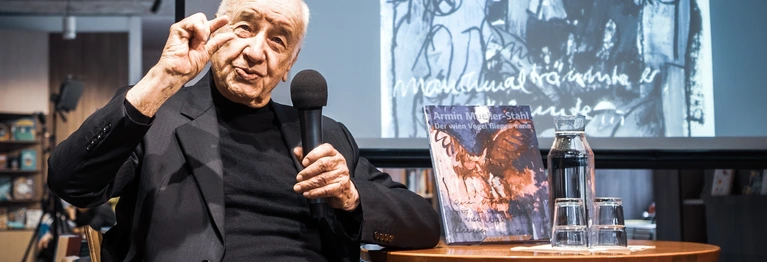 liest aus seinem Buch "Der wien Vogel fliegen kann" (Hatje Cantz 2019)