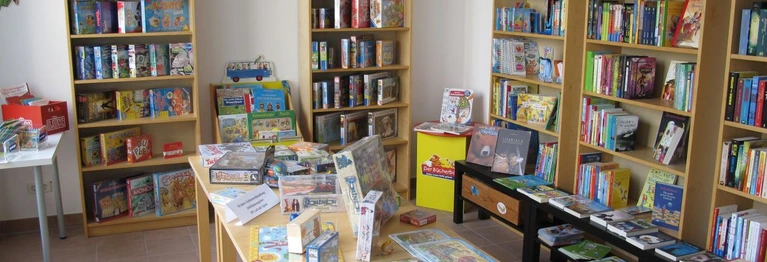 Wir bieten unseren jungen Kunden eine große Auswahl an Kinder- und Jugendbüchern. Aber auch Mitbring- und Brettspiele finden Sie in unserem Sortiment.