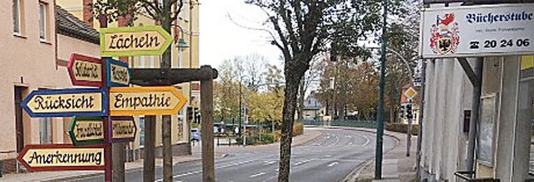 Die Richtung ist immer gut... dieser Wegweiser wurde von Beate Fohrenkamm entwickelt und gebaut. Er steht vor der Buchhandlung Pofahl in Torgelow und regt zum Nachdenken an.