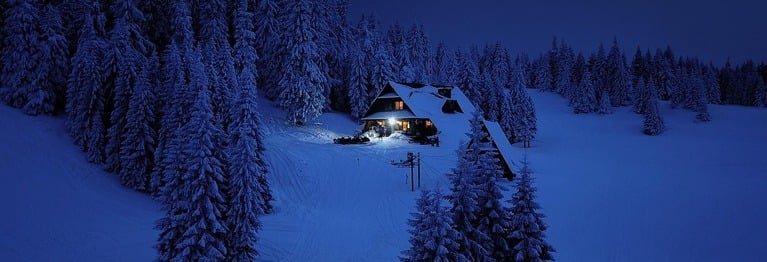 Am Himmel noch ein Schimmern,
Ein letztes, doch kein Stern,
Trübrote Lichter flimmern
Aus Hütten still und fern.

Ferdinand von Saar, (1833 - 1906)