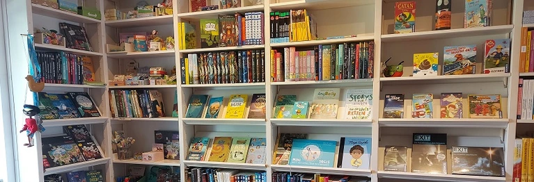 Bild des Bücherregals in der Kinder- und Jugendbuchabteilung.
