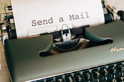Schreibmaschine mit Papier auf dem "Send a Mail" steht