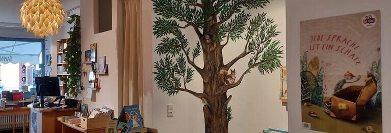 Wir lieben Kinderbücher. Stöbert durch unsere Auswahl und macht es Euch unter unserem Baum bequem!
Viele Kleinigkeiten warten auf Euch in unserem Geschenke-Karussell.