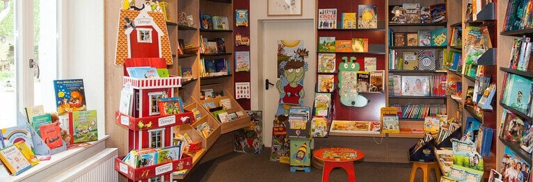 Herzlich Willkommen in unserer Buchhandlung! Unsere Kinderbuchabteilung mit viel Auswahl.