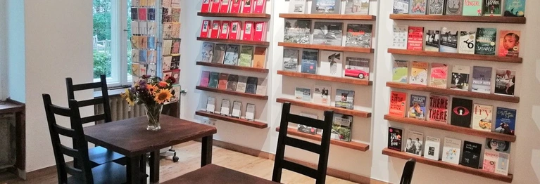 Sitzgelegenheiten laden zum Lesen und zum Verweilen ein