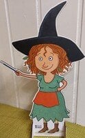 eine Petronella Apfelmus Figur mit ausgestrecktem Zauberstab