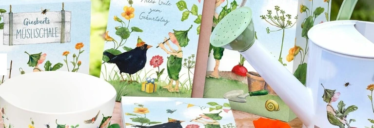 Wir freuen und u.a. anbieten zu können:
Grußkarten der Reihe "Naturliebe - unverpackt", Postkarten und Kalender, Geschenkpapier und -anhänger, Tassen, Vorratsdosen, Dekorationsartikel und Malbücher.