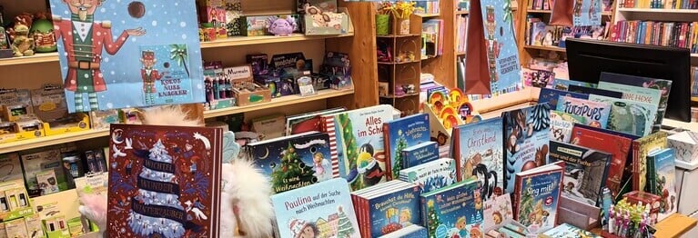 Öffnungszeiten: 
Mo - Fr: 9:30 - 18:00
Mittwoch: bis 24.12.25 auch nachmittags geöffnet
im Advent: Sa: 9:30 - 17:00