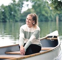 Rebekka Knoll in einem Boot auf der Elbe, Credit: Lexa Rost