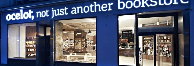 Ladenfront der Buchhandlung ocelot bei Nacht.