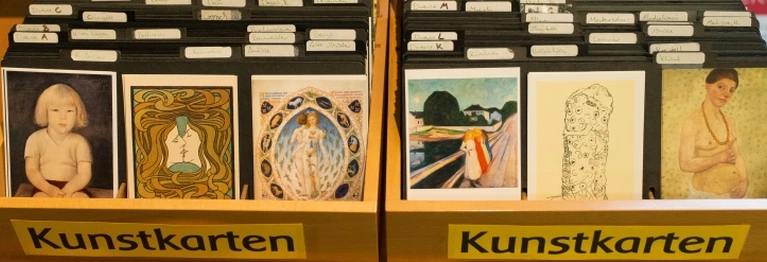 Wir haben Kunstpostkarten mit klassischer Kunst im Kasten, geordnet von A-Z, wie früher.