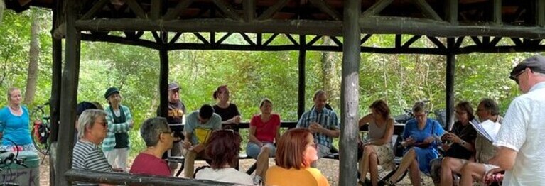 Unterstand im Waldpark mit Lesungs-Gästen