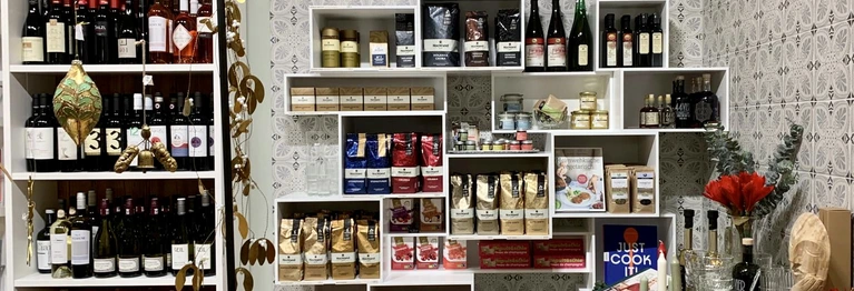 Testen Sie unser kleines und feines Weinsortiment. Gerne beraten wir Sie.