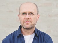 Open-Air-Lesung mit Klaus Cäsar Zehrer: Das Genie