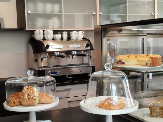 Kaffeemaschine mit Kuchen