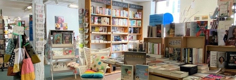 Herzlich Willkommen im Bücherpunkt! In unserer gemütlichen Buchhandlung in der Blaubeurer Altstadt finden Sie neben aktuellen Büchern, auch Geschenke und Beratung.