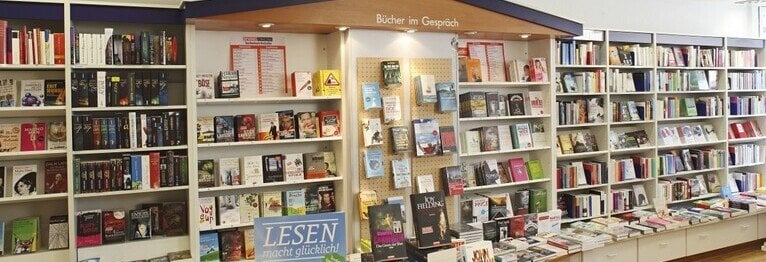 Liebe Kunden! Haben Sie Lust zu stöbern?

Besuchen Sie uns auf der Marktallee.

Oder bestellen Sie per Telefon, per Mail oder über unsere Internetseite und holen Sie die gewünschte Ware in unserer Buchhandlung ab.