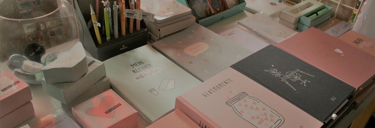 Bücher | Geschenke | Papeterie | Zeitschriften

Das ist unsere Passion und wir lieben es, unsere Kunden mit schönen Dingen glücklich zu machen. Auf eine persönliche Beratung legen wir großen Wert.