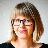 Portrait Cindy Jäger wuchs in der Nähe von Leipzig auf und war als Lehrerin in Berlin und Ungarn unterwegs. Heute wohnt sie im idyllischen Weilheim am Fuß der Schwäbischen Alb. Ideen für ihre Krimis und Familiengeheimnisromane findet sie bei ihrer Arbeit 