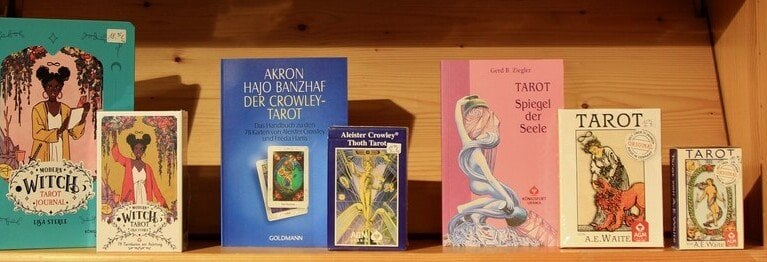 Tarot und Orakel, Lennormand, Kipper und mehr! Orakelkarten, Kartensets sowie Literatur zu Legemustern und mehr haben wir immer für sie vorrätig.