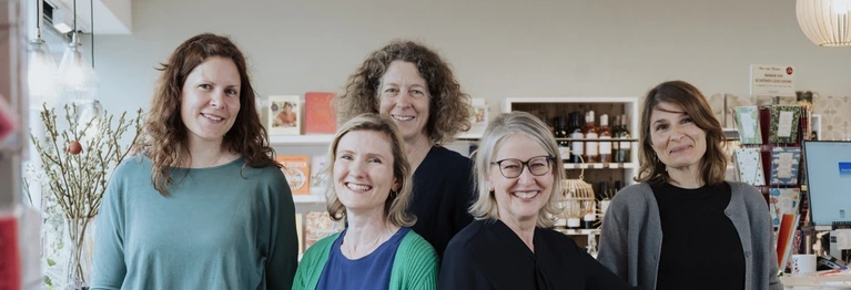 Unser nettes Team! Wir beraten Sie gerne persönlich und indviduell. Es ist uns wichtig, dass Sie genau das finden, was zu Ihnen passt. Aber natürlich lassen wir Sie auch gerne in Ruhe stöbern.