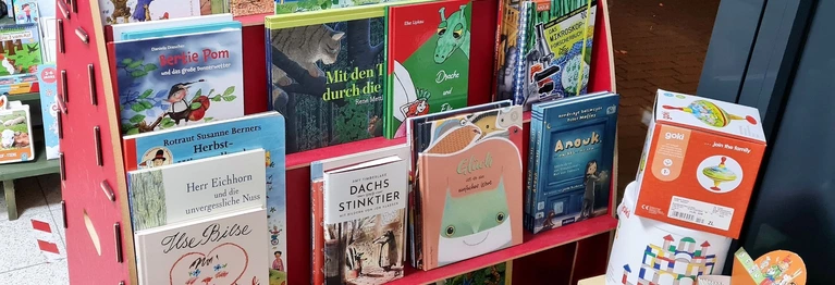 Ob der Räuber Hotzenplotz, die unvergleichliche Lola Veloso oder die Schule der magischen Tiere, - alle Heldinnen und Helden der bekannten Kinderbücher warten auf ihre jungen Leserinnen und Leser. Aber auch aufregende Literatur für Jugendliche ist in der Buchkultur Nuthetal zu finden. Und auch mancher Erwachsener erliegt der Magie der Bücher aus eigenen Kindertagen...