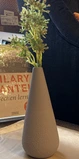 Graue Perlenvase mit schmaler Öffnung, die in eine lange Form übergeht