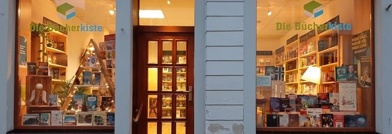 Herzlich Willkommen in unserer Buchhandlung!
In unserem genialokal Onlineshop bieten wir Ihnen die Möglichkeit, in unserem vielfältigen Sortiment zu stöbern und zu bestellen.