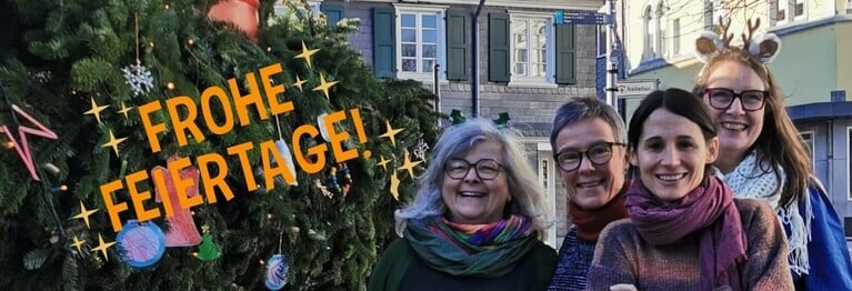 Das Buchhandlungsteam vor dem großen Wermelskirchener Adventskranz