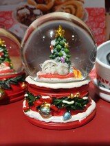 Schneekugel mit kleiner schlafender Katze