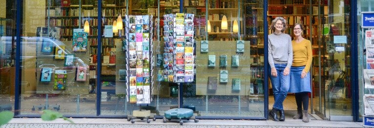 Wir beraten Sie gerne In unserer Buchhandlung finden Sie neben Büchern auch Postkarten,  Kalender und Wein. Raritäten sind unsere signierten Bücher.