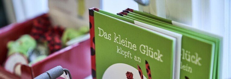 und manchmal ist es auch ein kleines Glück... Finden Sie Bücher, die ein Lächeln ins Gesicht zaubern und viele kleine Geschenkideen. Schenken Sie Ihren Lieben ein wenig Freude.