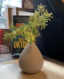 Graue Perlenvase mit schmaler Öffnung die in ovale Form übergeht