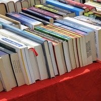 Bücherflohmarkt und Überraschungsaktion