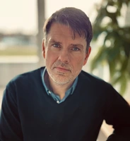 Guido Kleinhubbert, geboren 1973, wurde bei den Westfälischen Nachrichten in Münster und an der Henri-Nannen-Schule in Hamburg ausgebildet. Ab 2001 war Kleinhubbert Reporter bei der Süddeutschen Zeitung. 2005 wechselte er zum SPIEGEL, wo er vor allem über