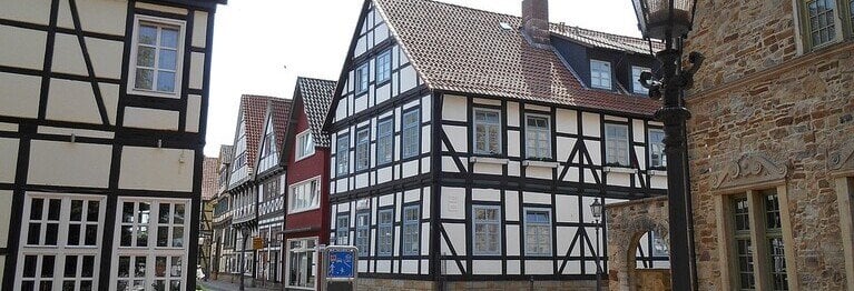 Kirchplatz Rinteln Bei uns finden Sie informative Werke zu Rinteln, Schaumburg, Lippe sowie der weiteren Umgebung. Wir haben sowohl Stadtführer und Wanderkarten, wie auch historische Überblicke und regionale Romane vorrätig.

Bildquelle: Eug.Hortulanus, CC BY-SA 4.0 , via Wikimedia Commons