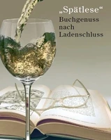 Weinglas mit Buch und Brille