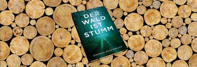 Buch auf Holzstapel