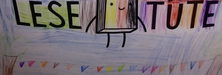 Zur Einschulung füllen wir eine Lesetüte, die vorher von Schülerinnen und Schülern der zweiten und dritten Klasse kunstvoll gestaltet wurden. Die älteren Schüler/innen übergeben dann die Lesetüten an die Kinder der ersten Klassen.