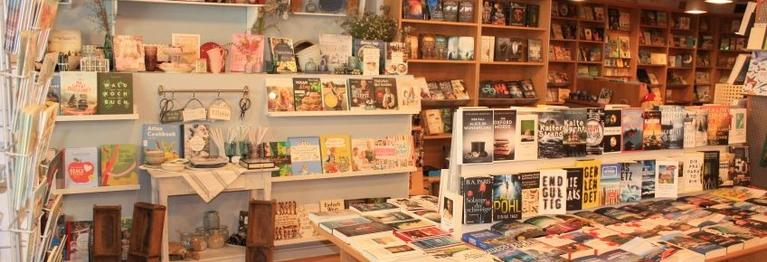 Wir lieben Bücher und leben in der Bücher-begeisterten Stadt „Bookstehude“. Folgen Sie uns ins Reich der Fantasie, Literatur und Kultur.