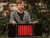 Torsten Volk öffnet das Kamishibai - Erzähltheater.